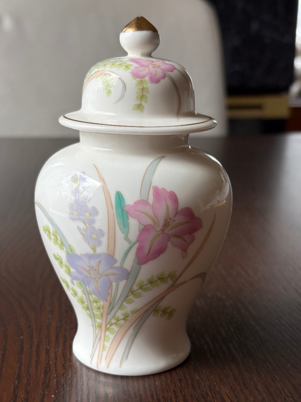Vintage Japanese Floral Orchid/Iris Ginger Jar Lid Pastel Floral Gold Trim 6”